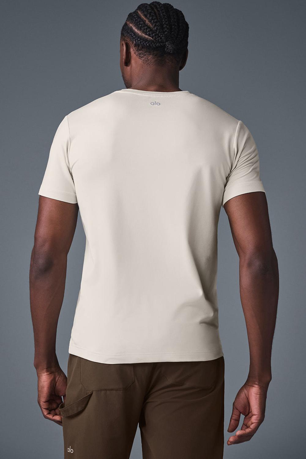 Short Sleeve Alo Yoga Conquer Reform Crewneck Hombre Bone | Chile  91458-HVGX