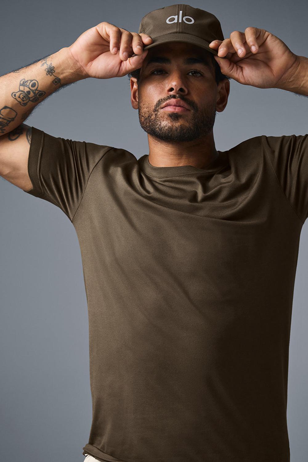Short Sleeve Alo Yoga Conquer Reform Crewneck Hombre Espresso | Chile  57298-DXRA