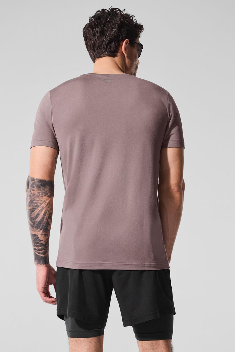 Short Sleeve Alo Yoga Conquer Reform Crewneck Hombre Mushroom | Chile  13278-AUZX