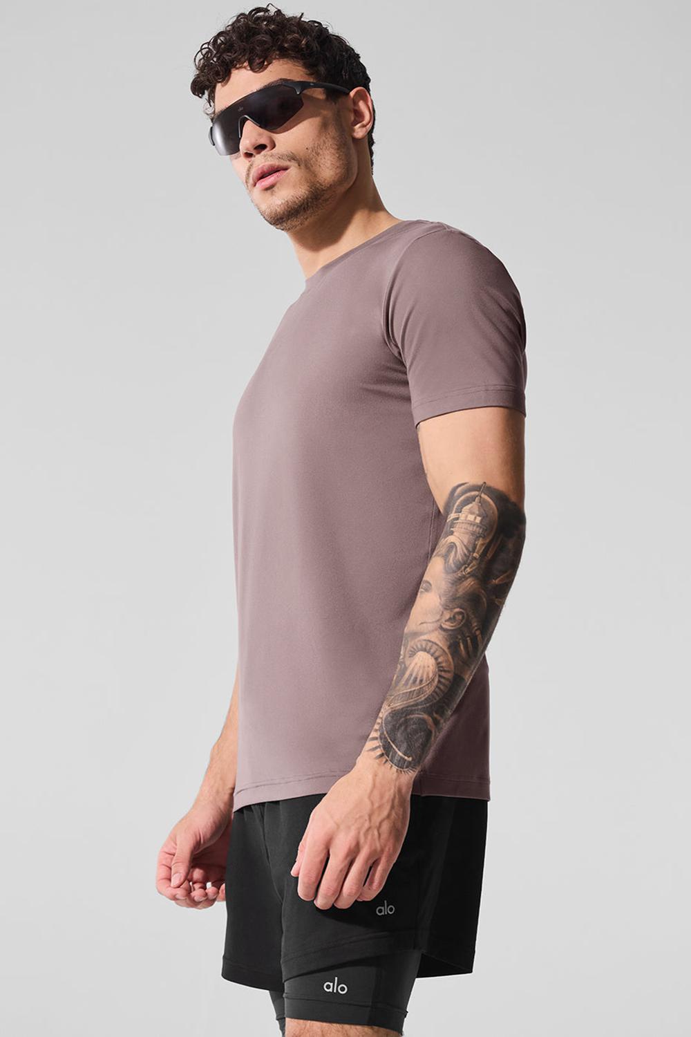 Short Sleeve Alo Yoga Conquer Reform Crewneck Hombre Mushroom | Chile  13278-AUZX