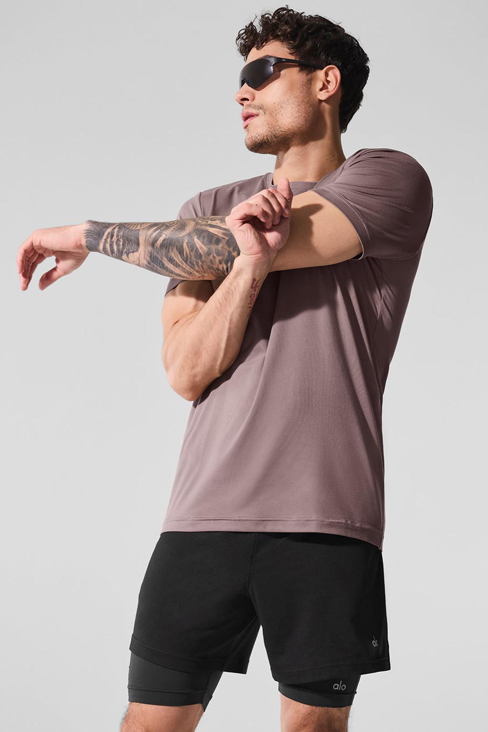 Short Sleeve Alo Yoga Conquer Reform Crewneck Hombre Mushroom | Chile  13278-AUZX
