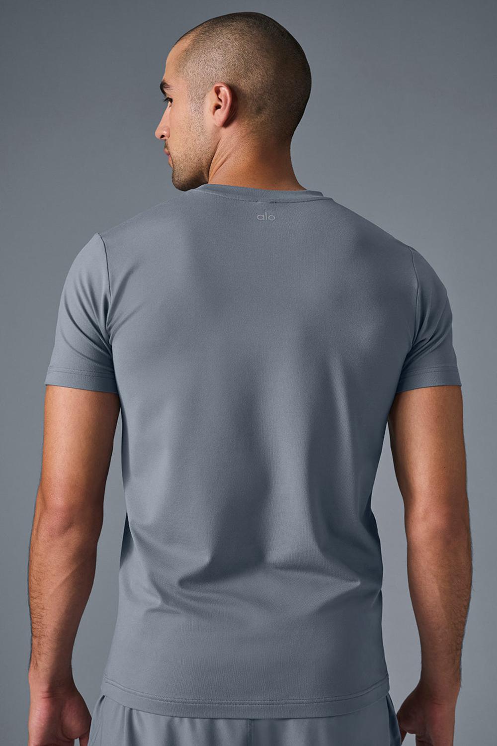 Short Sleeve Alo Yoga Conquer Reform Crewneck Sleeve Hombre Gris | Chile  35984-ATHM