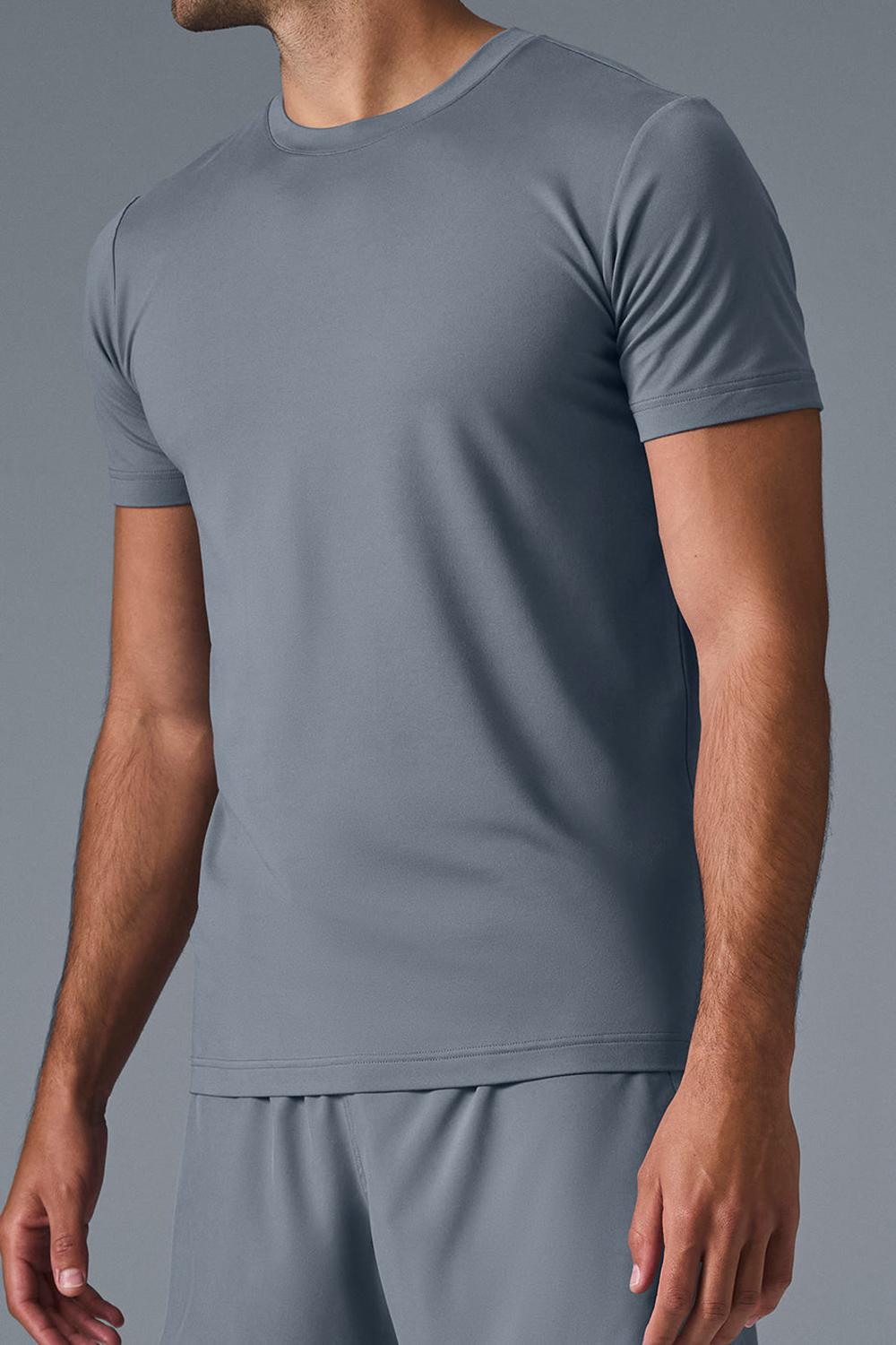 Short Sleeve Alo Yoga Conquer Reform Crewneck Sleeve Hombre Gris | Chile  35984-ATHM