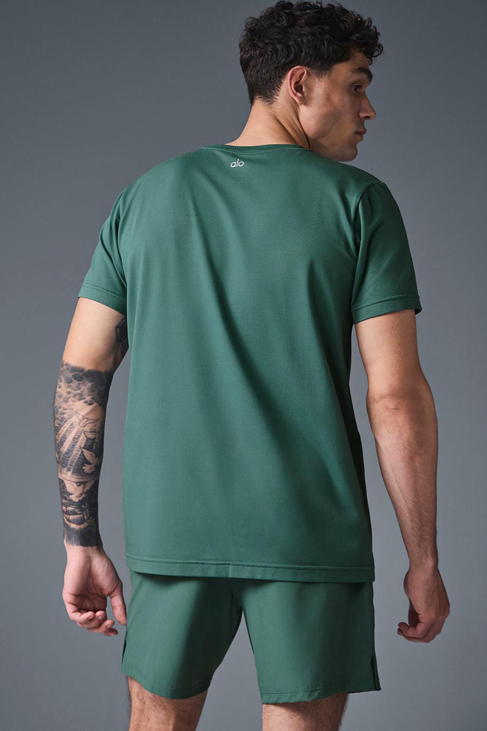 Short Sleeve Alo Yoga Conquer Reform Crewneck Hombre Winter Ivy | Chile  25917-JNSX